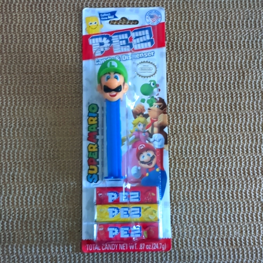 Pez dispenser w/candy "Luigi" super Mario New